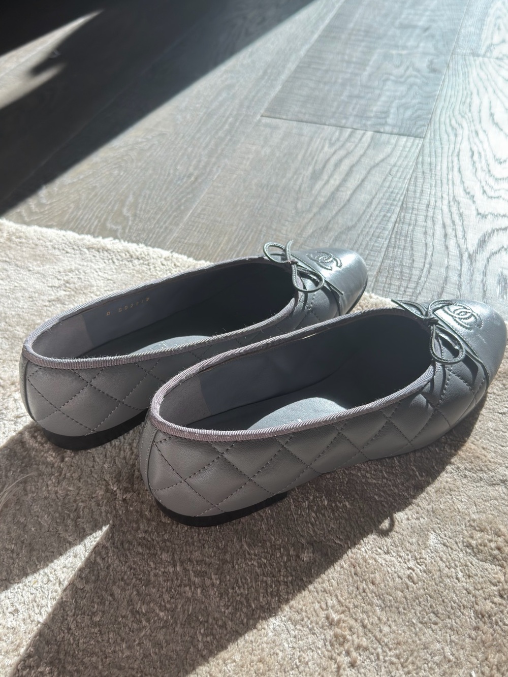 CHANEL Gray Leather Quilted Ballet Flats with CC Emblem and Bow - Picture 4 of 5